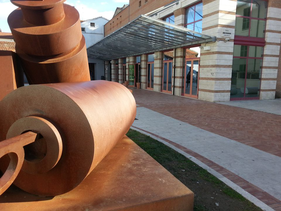 L’ingresso del Teatro Il Moderno e la scultura nella piazza